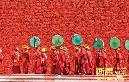 佛光与晨光辉映