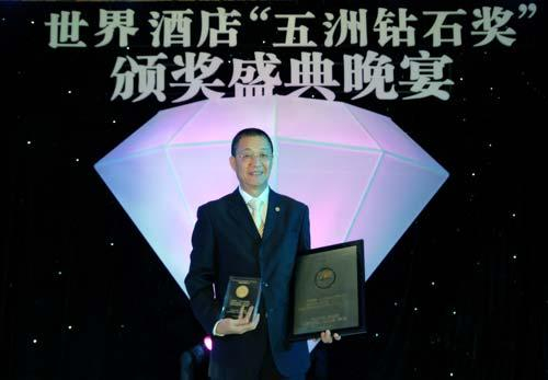 澳门星际酒店及娱乐场行政副經理山志贤与奖牌合影留念