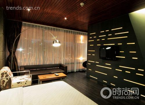 房间“城市”把城市、涂鸦和当代人像的丝网印刷结合在一起,表现出对当下现实的关注