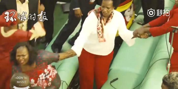 乌干达议会大打出手 最后在歌声中鼓掌重归于