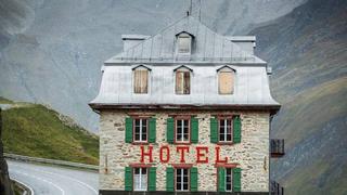 瑞士富尔卡山口半山腰上的小旅馆。