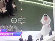 视频：宋仲基宋慧乔婚礼 乔妹幸福抛捧花