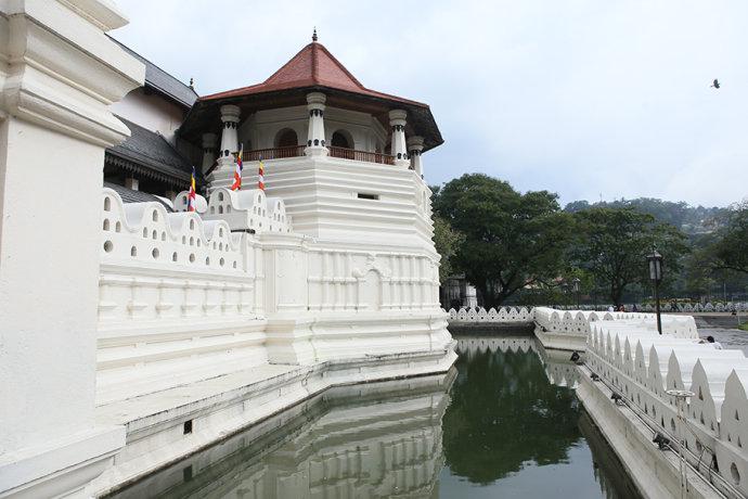 【<a href='http://travel.sina.com.cn/sililanka-lvyou/?from=b-keyword' >斯里兰卡</a>】走进佛牙寺,让肉体与灵魂沐浴佛光