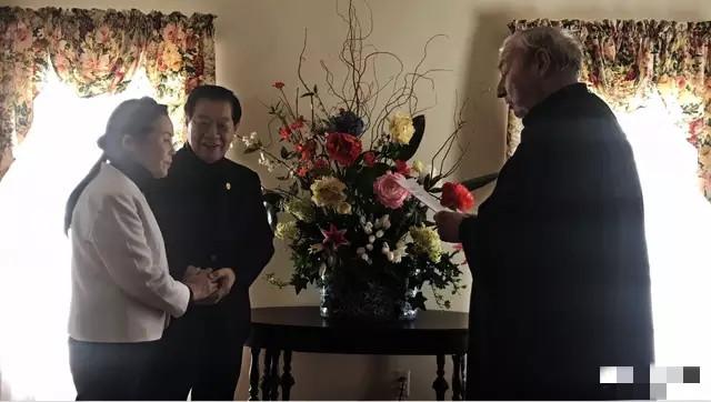 80岁华人神探李昌钰与62岁富商蒋霞萍结婚，笔画的5克拉钻戒亮了