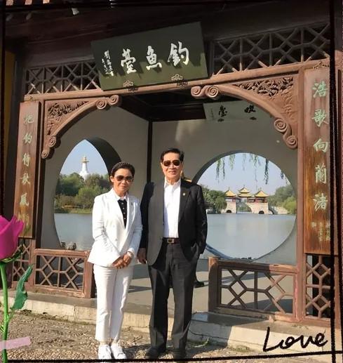 80岁华人神探李昌钰与62岁富商蒋霞萍结婚，笔画的5克拉钻戒亮了