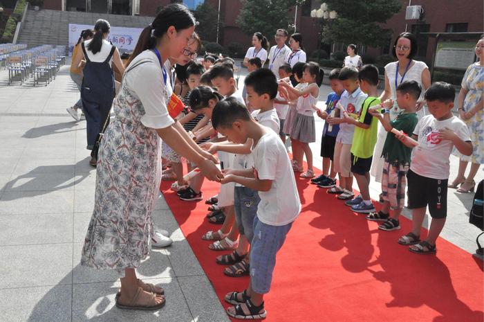 小学一年级入学仪式，踏上求学路，开启智慧门