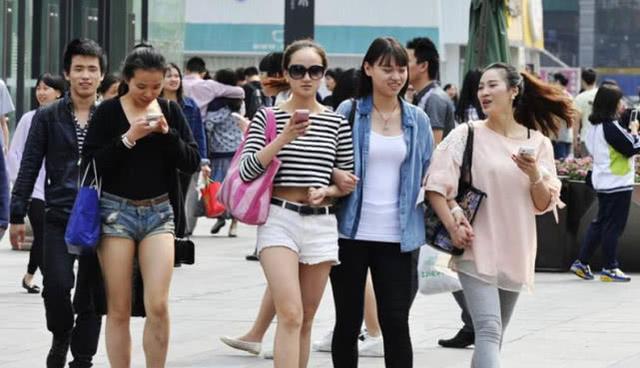 越南姑娘在中国留学，父母来探望竟没认出，疑问：这是咱女儿？