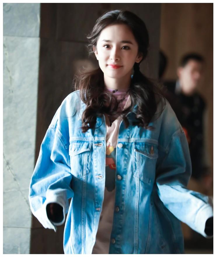 杨幂这少女人设要走到底了,双马尾搭“小飞象衫”,嫩过18岁