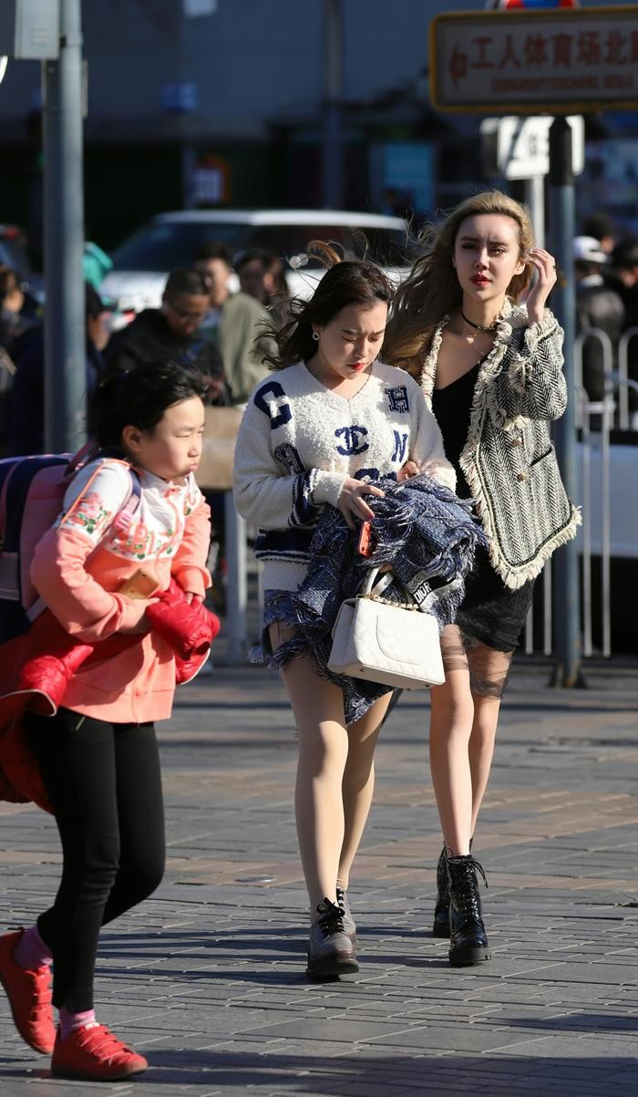 街拍：面对北京的大风降温，姑娘们赤腿迎战就是不妥协