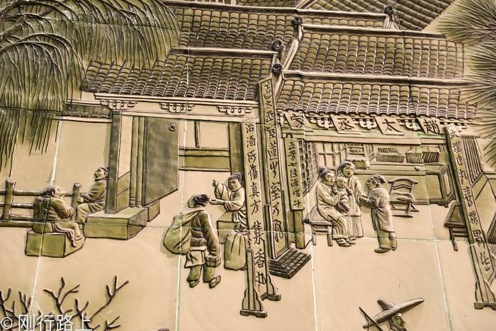 都是中国瓷都，潮州瓷器早在宋代已经远销海外，成为中国瓷器代表