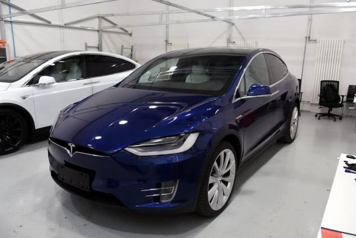 爆改特斯拉Model X，黄金配色轮毂+碳纤维前脸，比超跑帅