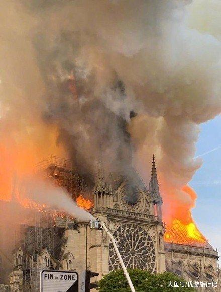 巴黎圣母院塔尖倒塌， 玫瑰花窗没了，卡西莫多的钟楼也没了！