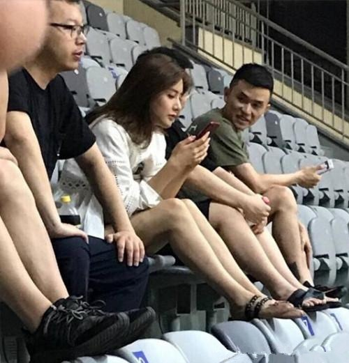 真相！NBA女神美娜回应掀衣爆红事件，和秦奋两人关系依然成迷