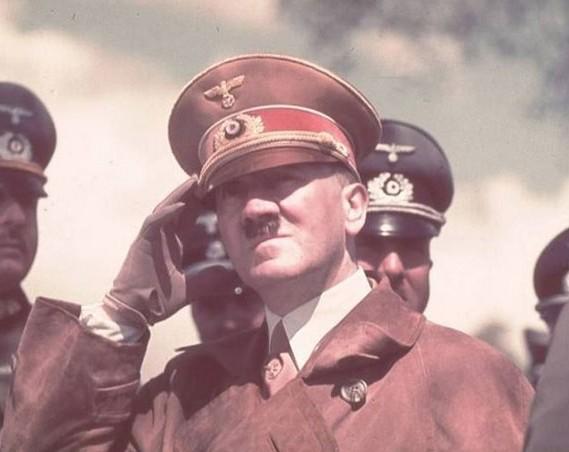 画家出身的希特勒，为啥要用“万字旗”做纳粹标志？