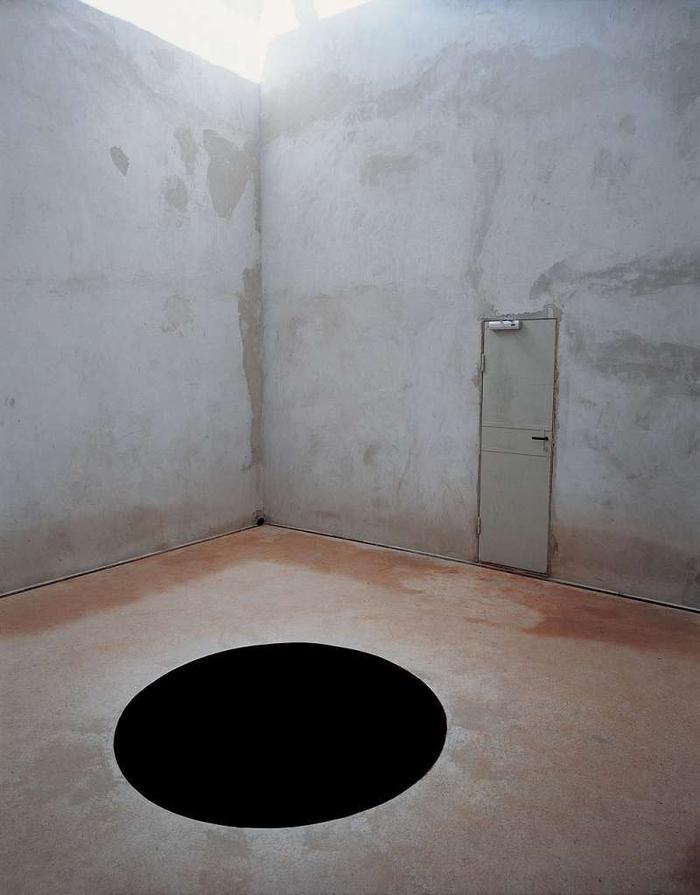 男子好奇想看美术馆里的“神秘黑洞”结果失足摔入洞里成重伤！