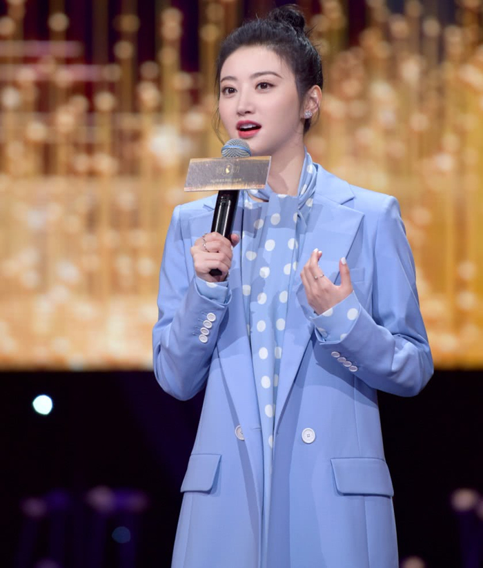 景甜真会玩，穿“男人装”配丸子头，却被“围巾”抢镜！