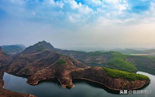 湖南和广东两省交界，有处未开发的丹霞美景，游客慕名而来！