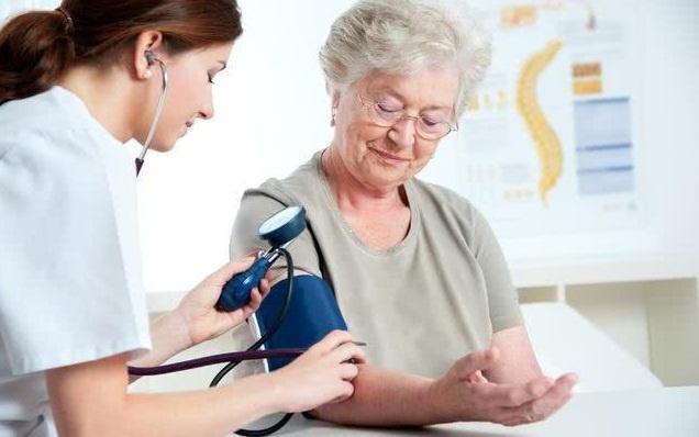 70岁老人血压高压150，低压100，要服降压药治疗吗？看医生怎么说