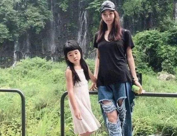 曹格女儿曾因丑被骂，如今美成这样！网友：天差地别