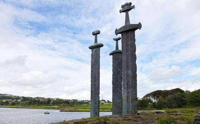 地球为啥能悬浮太空 60万亿亿吨重量飘浮原理