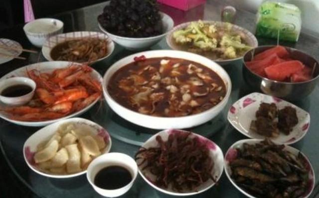 女友做的晚餐我发朋友圈，好哥们说