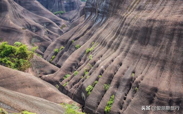 湖南和广东两省交界，有处未开发的丹霞美景，游客慕名而来！