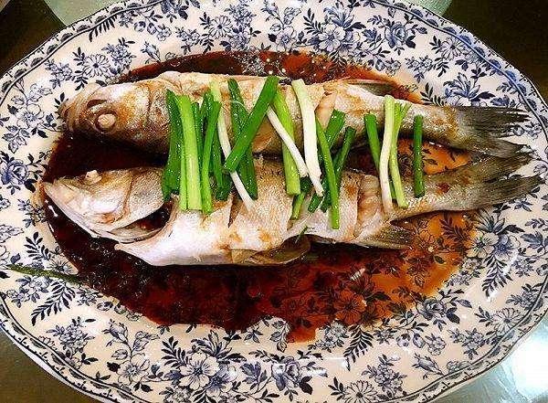 美食推荐：枸杞炖白菜，木耳炒腰花，豉油蒸鲈鱼的做法