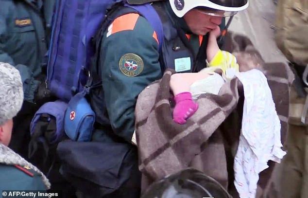 零下24度的低温下，一名10个月大婴儿在废墟中奇迹存活24个小时