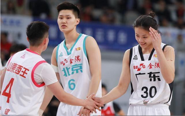 女篮队员杨力维有个高颜值妹妹，才16岁就上演WCBA首秀！