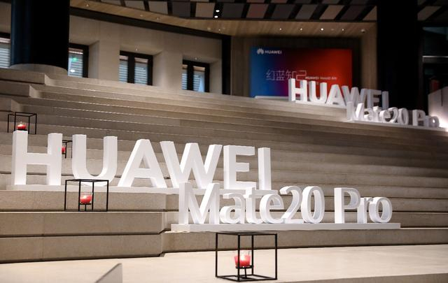 而今天华为就携手众多时尚大咖,在北京三里屯chao酒店正式发布了馥蕾红、