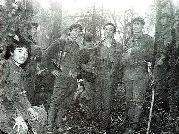 对越自卫反击战，为何12名侦察兵都壮烈牺牲？和一个越南老头有关