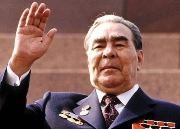 他是苏联最受欢迎的领导人，全身挂满勋章，一度让苏联超越美国