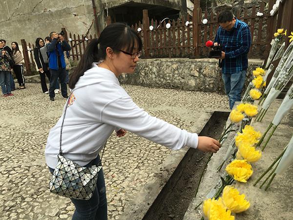 北川中學(xué)部分幸存師生前往學(xué)校遺址祭拜，提醒自己活出意義