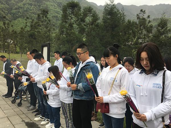 北川中学部分幸存师生前往学校遗址祭拜，提醒自己活出意义