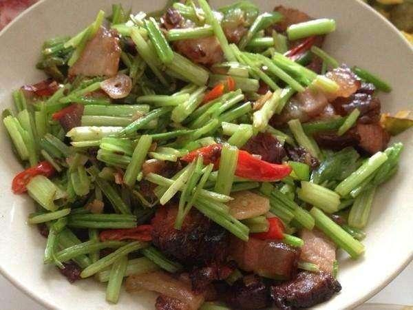 家常腊肉炒芹菜，香气扑鼻，简单易学，三口之家必备！