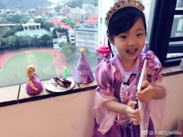 刘耕宏女儿生日趴，小泡芙近照曝光
