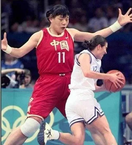 她是中国篮球女巨人，因太高终身未嫁，37岁身披队服因病孤苦去