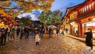夜色中的麗江古城，燈光璀璨，景色迷人