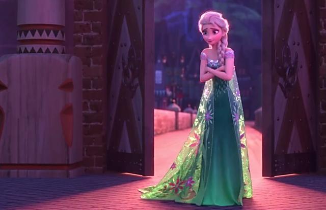 迪士尼公主艾莎的四套服装造型，每件都有披风，绿色轻纱最罕见