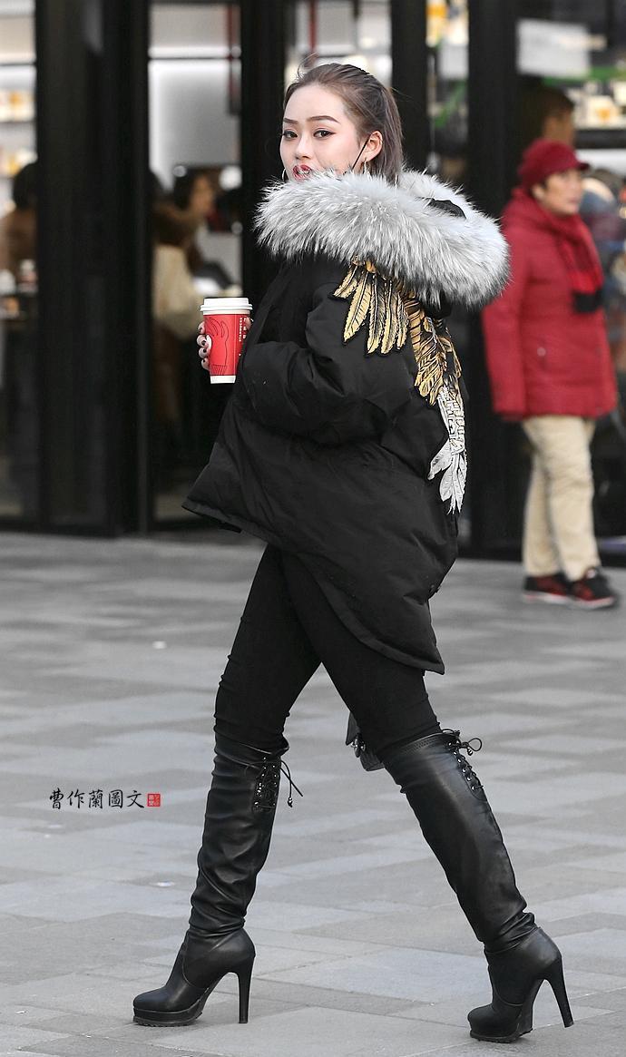 街拍：穿水台高跟长筒靴的美女