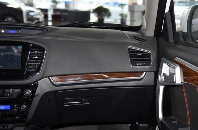 吉利GX7保持着优雅时尚感，外观大气的一款车，内置布局很美观