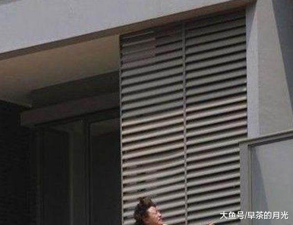 男子跟情人在家约会，老婆回家遇见，情人不顾一切裸身跳楼