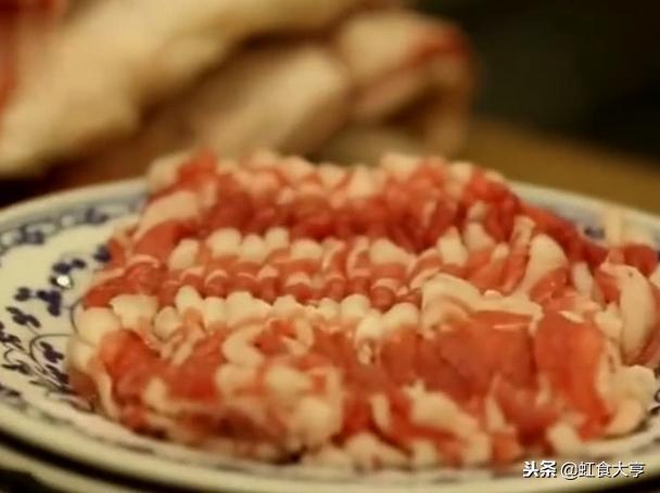 这才是正宗的老北京涮羊肉，吃法比火锅更讲究，你有没有吃过