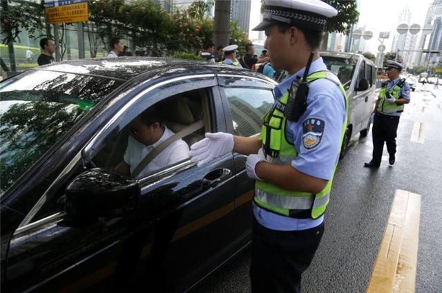 交警提示：不要再把驾驶证和行驶证放在车里了，已经没收了很多本