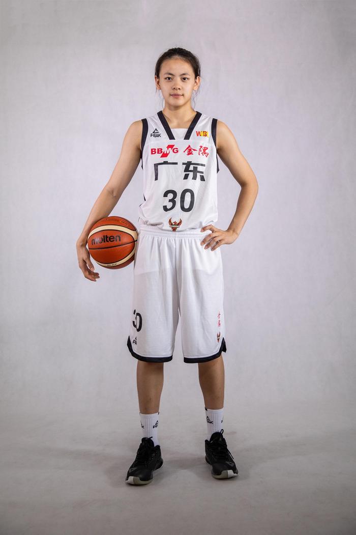 女篮队员杨力维有个高颜值妹妹，才16岁就上演WCBA首秀！