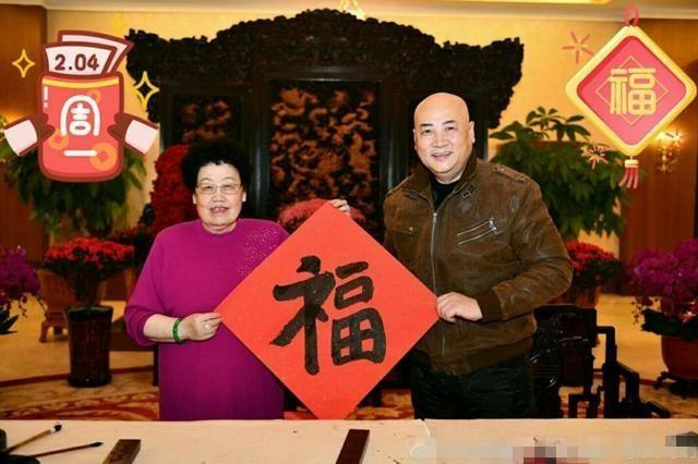 迟重瑞与78岁富商老婆同框，胸前“鸡蛋”大小的翡翠亮了