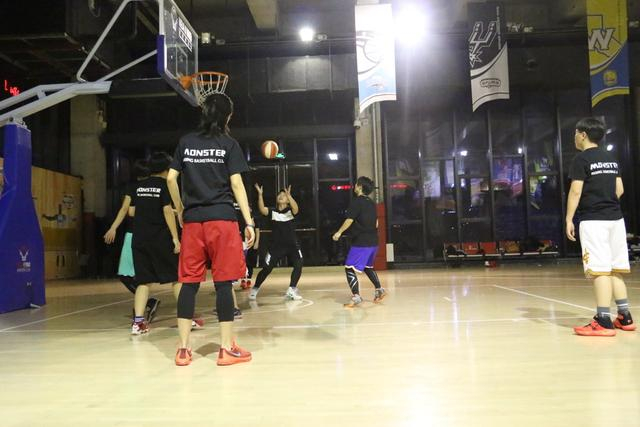 谁说女孩子不能打篮球？| 专访北京Monster女篮创始人之小七