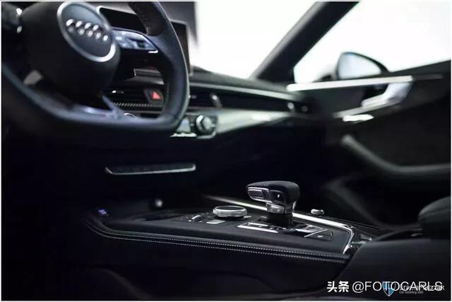 实拍 | 全新奥迪RS5双门轿跑，这外观才带劲，享受悦耳的排气声