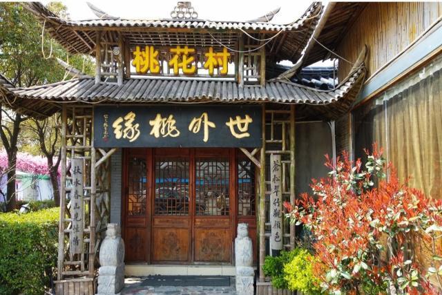 这是惠南镇最有民俗特色的景区，游客如织