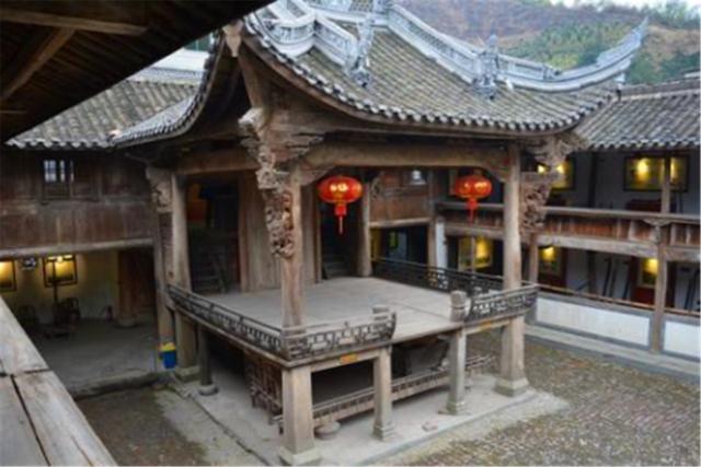 老人说：“夜猫不进无病家，燕子不入苦寒门”，老话说的有理吗？